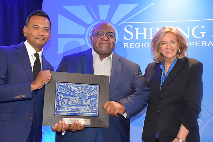 Images/Chancellor/DSC_0325v2_727x485.jpg Neal Shine Award Ceremony